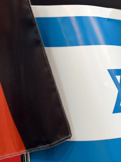 Fähnchen von Israel und Deutschland am 14.03.2015 auf der Buchmesse Leipzig (Sachsen). Ein Messeschwerpunkt ist das diesjährige Jubiläum: 50 Jahre deutsch-israelische diplomatische Beziehungen