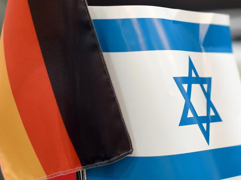 Fähnchen von Israel und Deutschland am 14.03.2015 auf der Buchmesse Leipzig (Sachsen). 