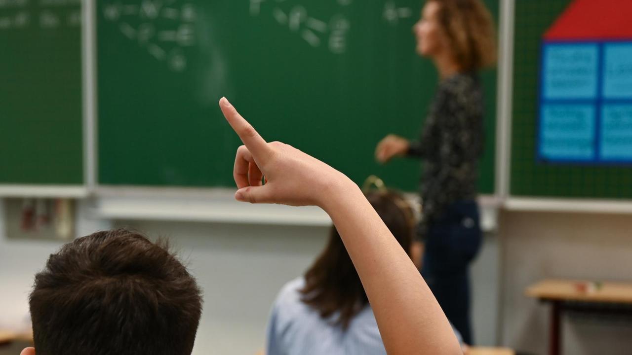 Ein Schüler der Klasse 4c der Robert-Schumann-Grundschule meldet sich im Unterricht.
