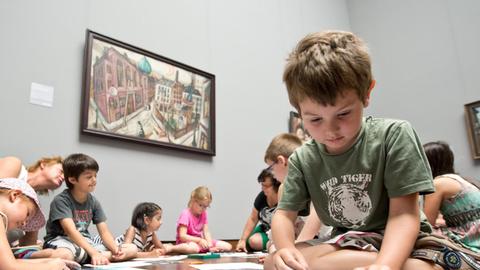 Kinder einer Frankfurter Grundschulklasse nehmen im Museum Städel in Frankfurt am Main (Hessen) an einer "Bildungswoche im Museum" teil.