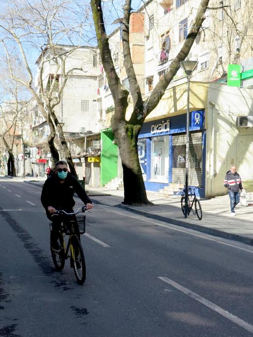 Die meisten wagen sich nur noch mit Mundschutz auf Tiranas Straßen.