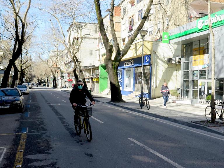 Die meisten wagen sich nur noch mit Mundschutz auf Tiranas Straßen.