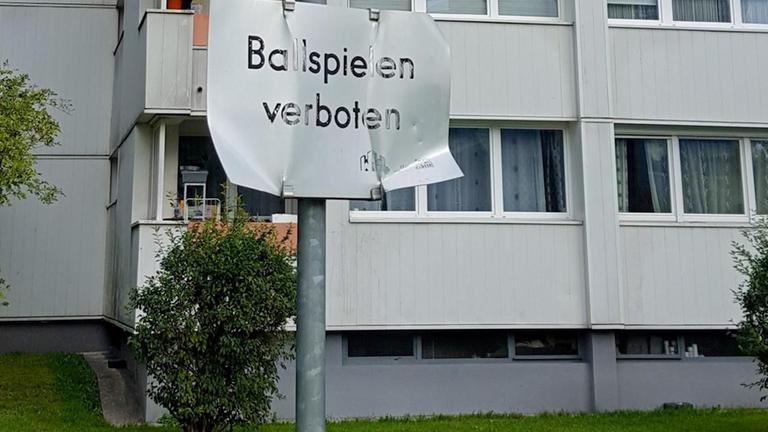 Ein Schild im Hochhausviertel Noitzmühle besagt: Ballspielen verboten