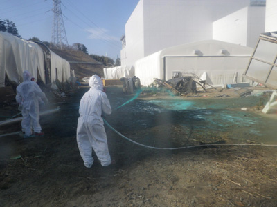 Arbeiter im Reaktor im japanischen AKW in Fukushima am 2.4.2011.