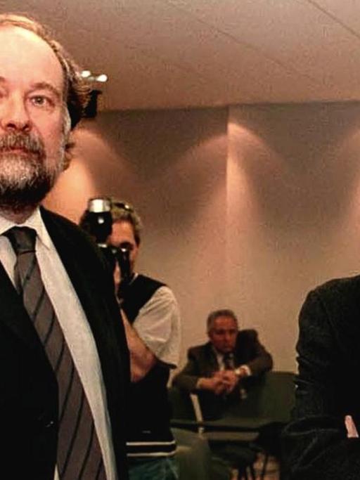 Der Vorsitzende des argentinischen Kabinetts, Chrystian Colombo (li), und der Kulturminister Dario Loperfido (re), während sie 2001 auf einen Termin mit dem damaligen argentinischen Präsidenten, Fernando De la Rue, warten.