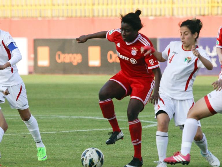 Szene eines Freundschaftsspiels der jordanischen Frauen-Nationalmannschaft gegen FC Bayern München in Amman (aufgenommen 2014)