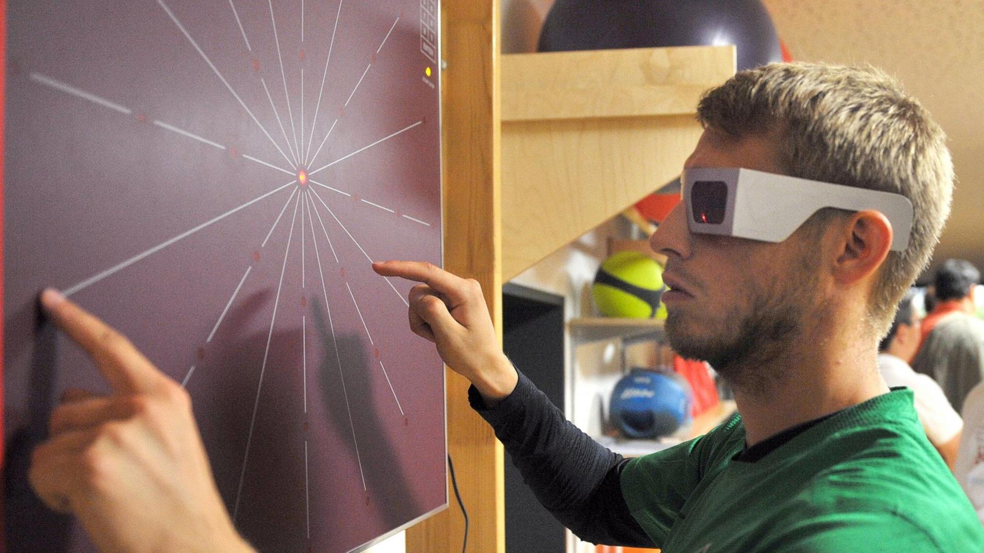 Ein Fußballspieler nimmt an einem neurologischem Training teil.
