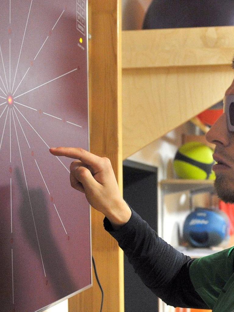 Ein Fußballspieler nimmt an einem neurologischem Training teil.