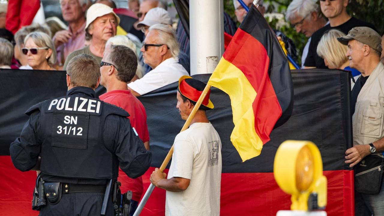 Anhänger von Pegida und AfD protestieren gegen den Besuch von Bundeskanzlerin Angela Merkel in Dresden