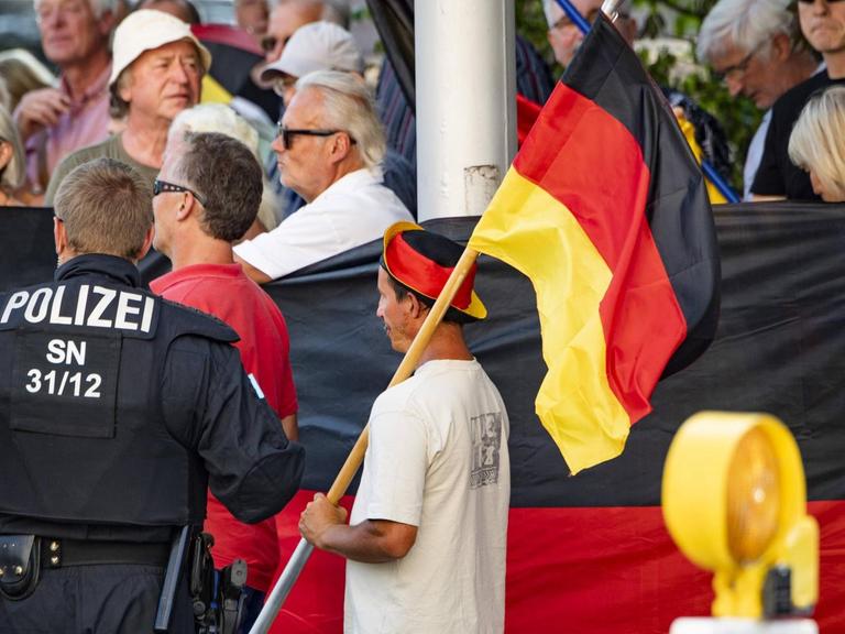Anhänger von Pegida und AfD protestieren gegen den Besuch von Bundeskanzlerin Angela Merkel in Dresden