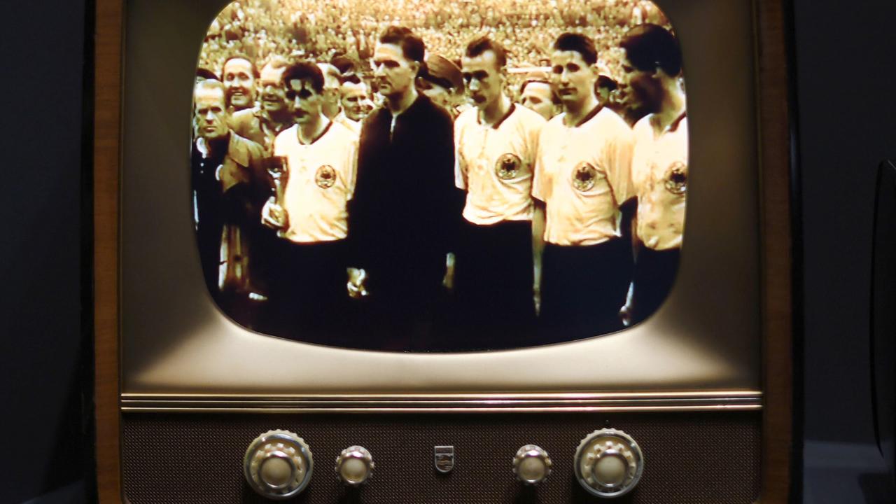 Ein alter Fernseher zeigt die deutsche Mannschaft im WM-Finale 1954 – zu sehen im Deutschen Fußballmuseum in Dortmund.