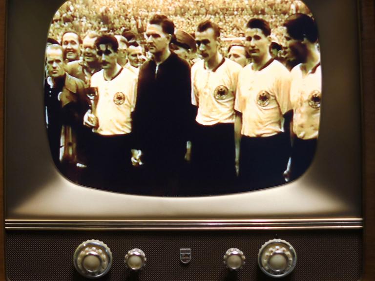 Ein alter Fernseher zeigt die deutsche Mannschaft im WM-Finale 1954 – zu sehen im Deutschen Fußballmuseum in Dortmund.