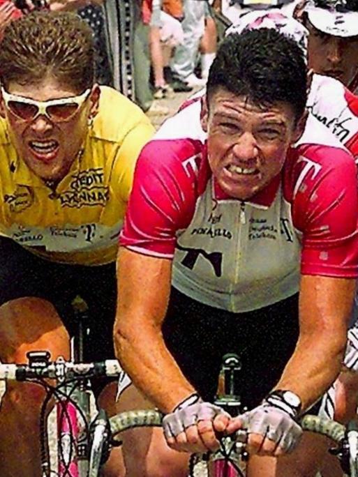 Neben seinem Teamkollegen Udo Bölts (rechts) fährt Jan Ullrich bei der Tour de France 1997 im Gelben Trikot des Gesamtführenden.