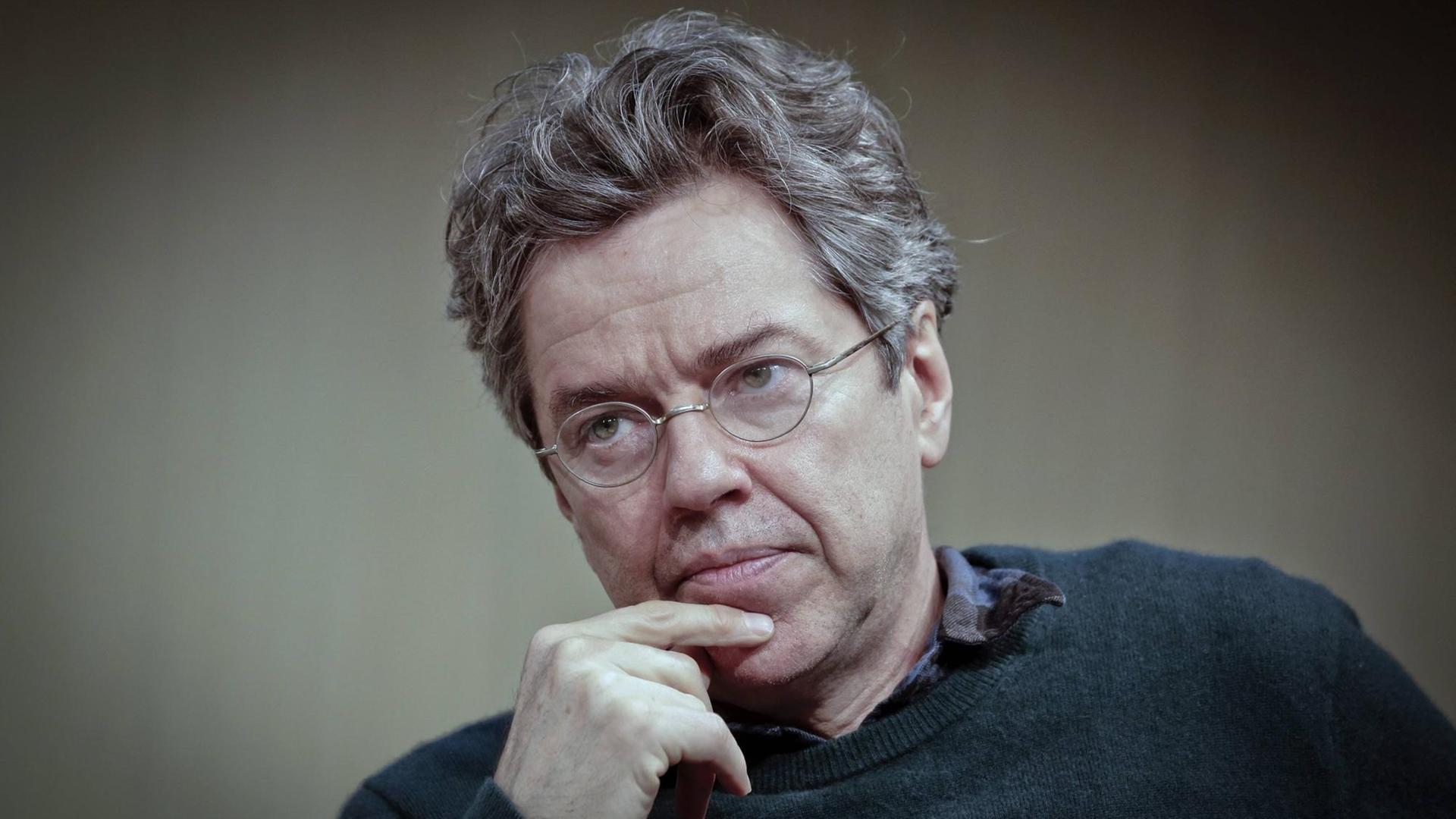 Der Regisseur Andres Veiel schaut nachdenklich.