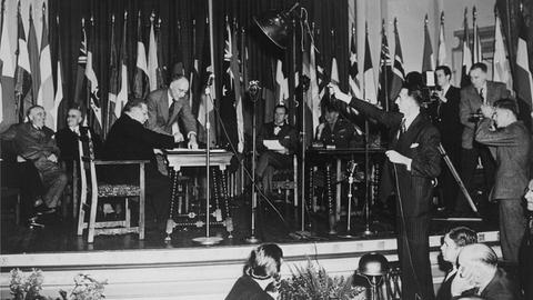 Ein schwarzweißes Foto zeigt die Gründung der Food and Agricultural Organization of the United Nations, kurz FAO, am 16. Oktober 1945 in Québec Kanada mit der Unterzeichnung der Gründungsurkunde durch Vertreter von meh als 20 Staaten.