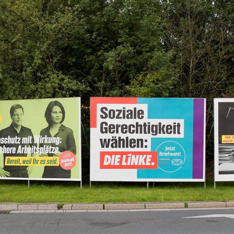 Wahlplakate von SPD, Grünen, Linken und FDP zur Bundestagswahl 2021 an einer Straße