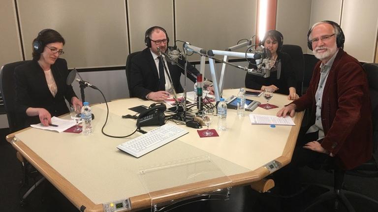 Vier Menschen sitzen im Sendestudio von Deutschlandradio Kultur