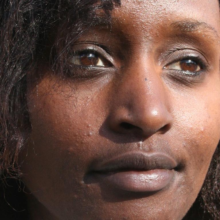Arlette-Louise Ndakoze, 1983 in Burundi geboren – mit einem ruandesischen Pass, studierte Frankreichwissenschaften in Berlin und Ruanda und arbeitet derzeit als freie Journalistin für Deutschlandradio und den Berliner Radiosender 88,4. 