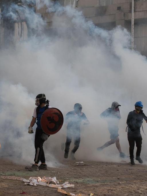 Sicherheitskräfte gehen gegen Demonstranten bei Protesten in Santiago de Chile vor.