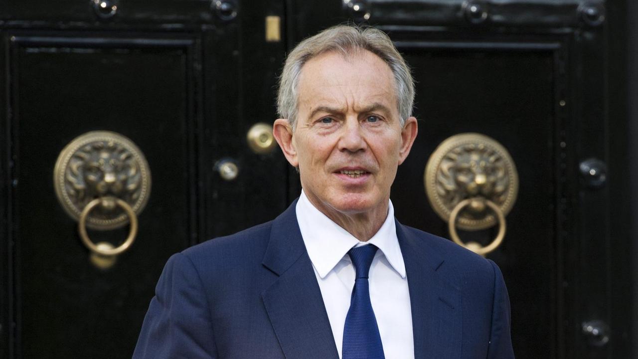 Tony Blair beim Verlassen seines Hauses vor der Haustür in London.