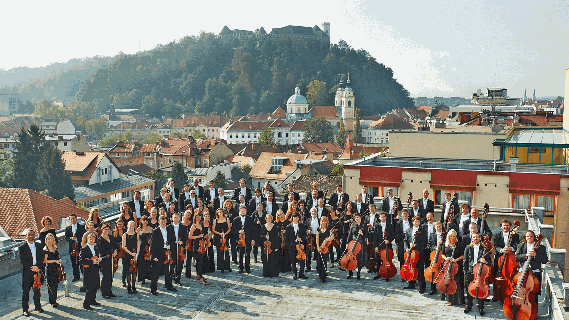 Das Slowenische RTV Symphonie-Orchester vor der Stadtsilhouette von Ljubljana