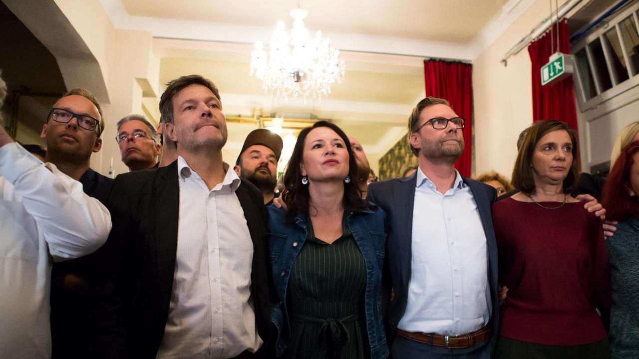 Unterstützer und Spitzenpersonal der Grünen reagieren auf die ersten Prognosen zum Ergebnis der Landtagswahl in Thürigen mit betretenen Mienen.
