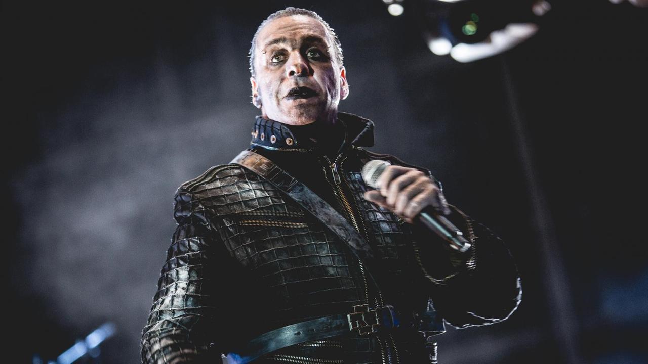 Rammstein-Sänger Till Lindemann auf der Bühne