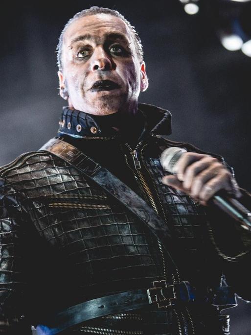 Rammstein-Sänger Till Lindemann auf der Bühne
