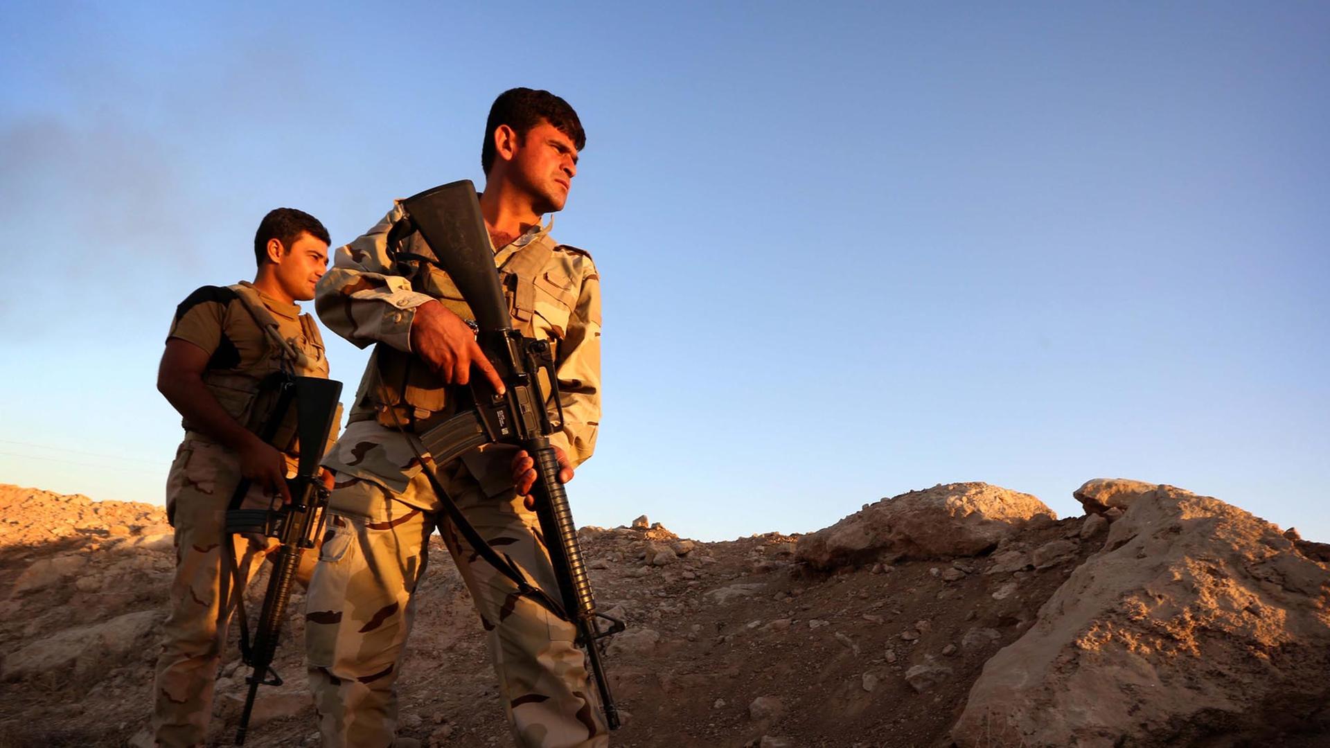 Kurdische Peschmerga-Kämpfer nahe der Front bei Makhmur, 280 Kilometer nördlich von Bagdad.