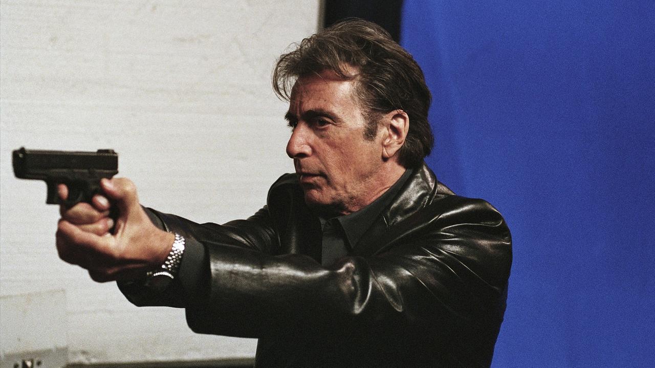 Filmszene mit Al Pacino, er zielt mit eine Waffe in der Rolle des David "Rooster" Fisk, als Elite Polizist in New York.