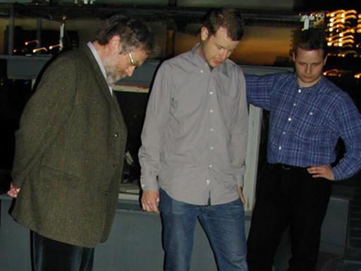 Professor Anton Zeilinger und sein Mitarbeiter Rupert Ursin begutachten die Versuchsanlage im Kanalnetz von Wien.