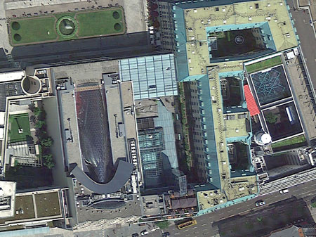 Eine Satellitenaufnahme zeigt die US-Botschaft (l) und die britische Botschaft (r) in Berlin. Auf den Dächern beider Vertretungen sind nach Medieninformationen Abhöranlagen installiert.