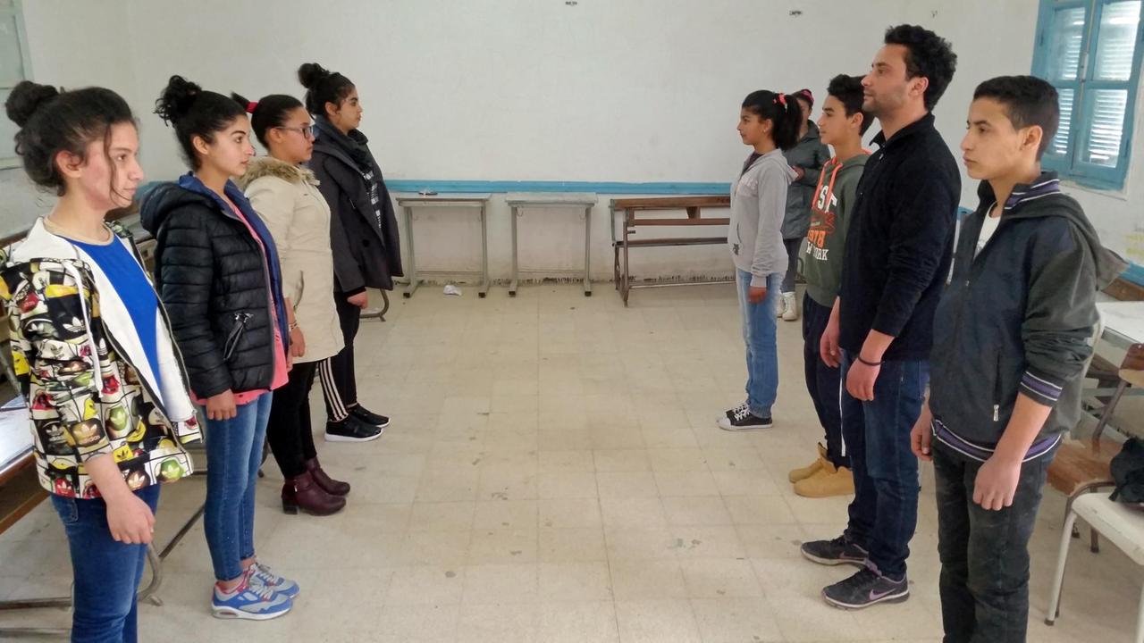 Der ausgebildete Schauspiellehrer Ghawth Zorgui  mit seinen Schülern an einer Schule in Kasserine.