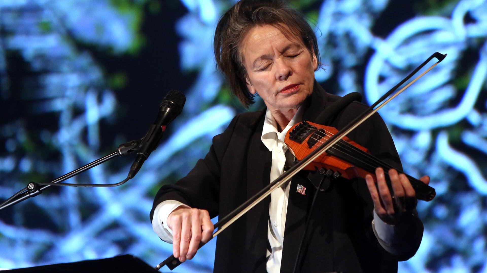 Laurie Anderson während der Performance "The Language of the Future" bei der Transmediale 2017