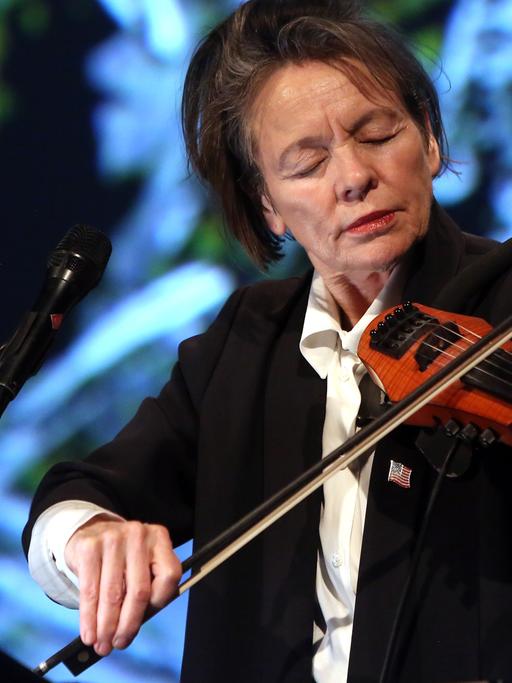 Laurie Anderson während der Performance "The Language of the Future" bei der Transmediale 2017