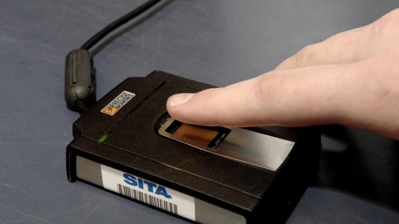 Ein Finger auf einem Biometrie-Scanner, der den Fingerabdruck abbildet. 