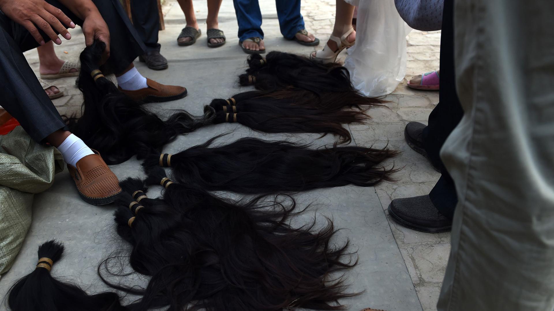 Chinesische Straßenverkäufer verkaufen menschliche Haare