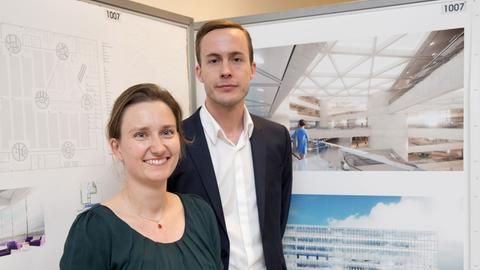 Die Architekten Rico Oberholzer und Sarah Miebach aus Zürich stehen vor ihrem Entwurf des Neubaus der Zentral- und Landesbibliothek in Berlin.