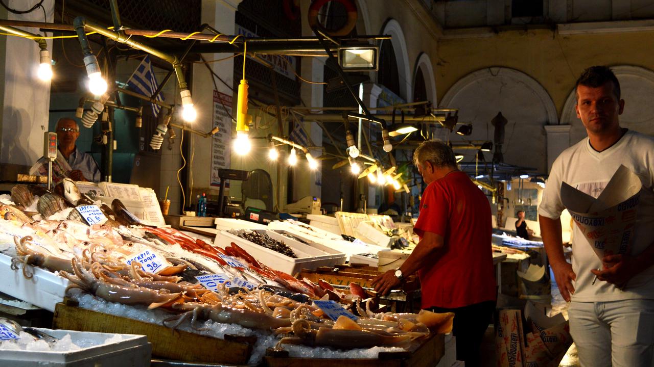 Die Athener "Agora": In der zentralen Markthalle wird der Lebensmittelkauf zu einem kulturellen Erlebnis.  