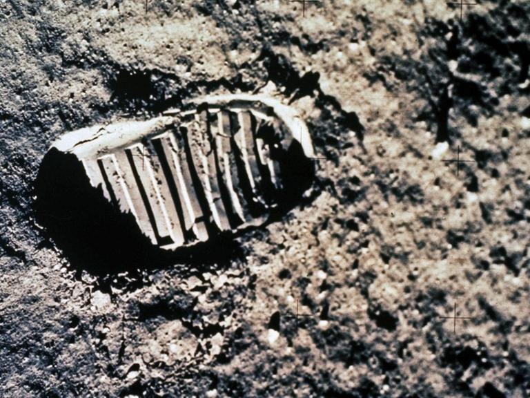 Ein Fußabdruck auf Mond