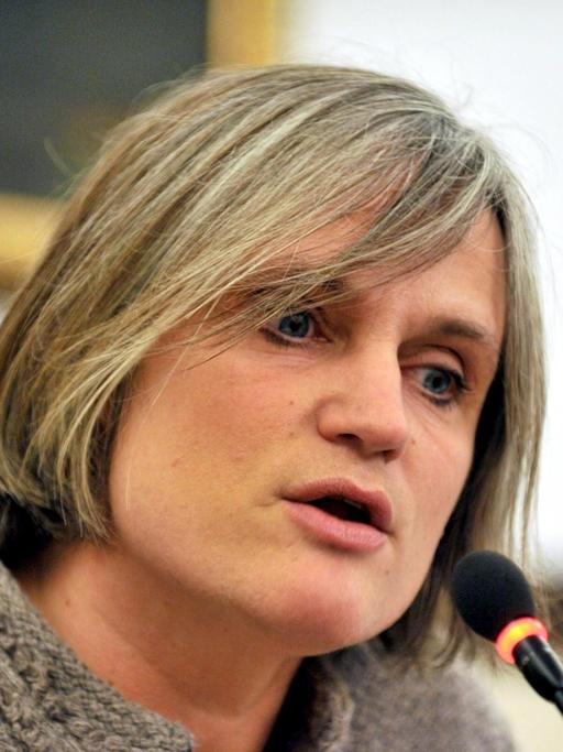 Julia von Weiler, vom Verein Innocence in Danger in Köln, äußert sich am 21.11.12 in Berlin bei einem Pressegespräch zu dem sexuellen Übergriff eines Pflegers an einer 14 Jahre alten Patientin in der Notaufnahme auf dem Campus Virchow