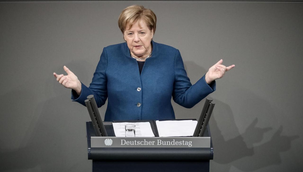Bundeskanzlerin Angela Merkel (CDU) spricht im Bundestag. 