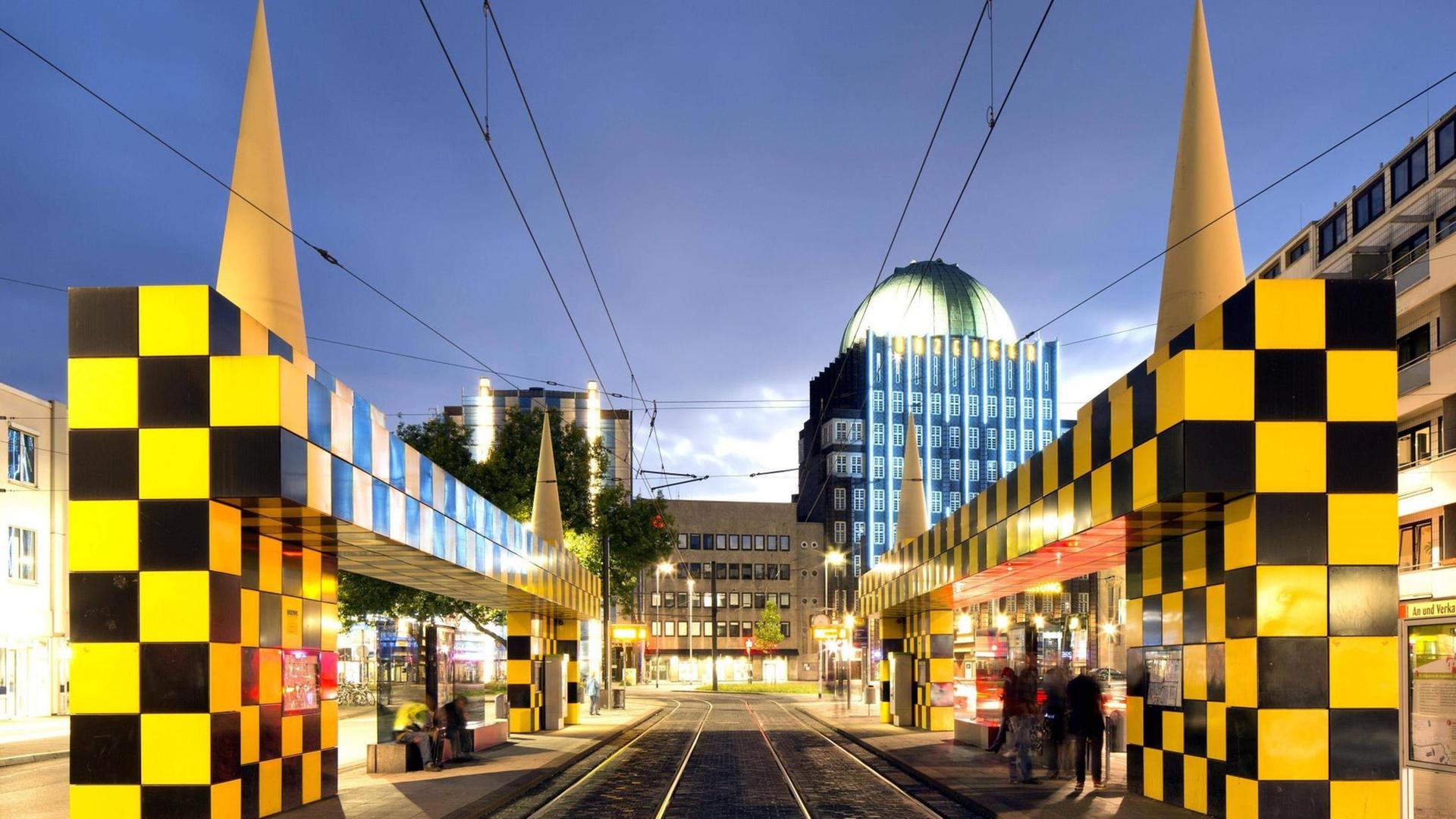 Die vom Künstler Alessandro Mendini gestaltete Straßenbahn-Haltestelle Steintor in der Abenddämmerung in Hannover.