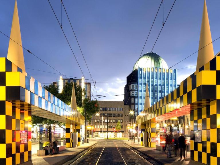 Die vom Künstler Alessandro Mendini gestaltete Straßenbahn-Haltestelle Steintor in der Abenddämmerung in Hannover.