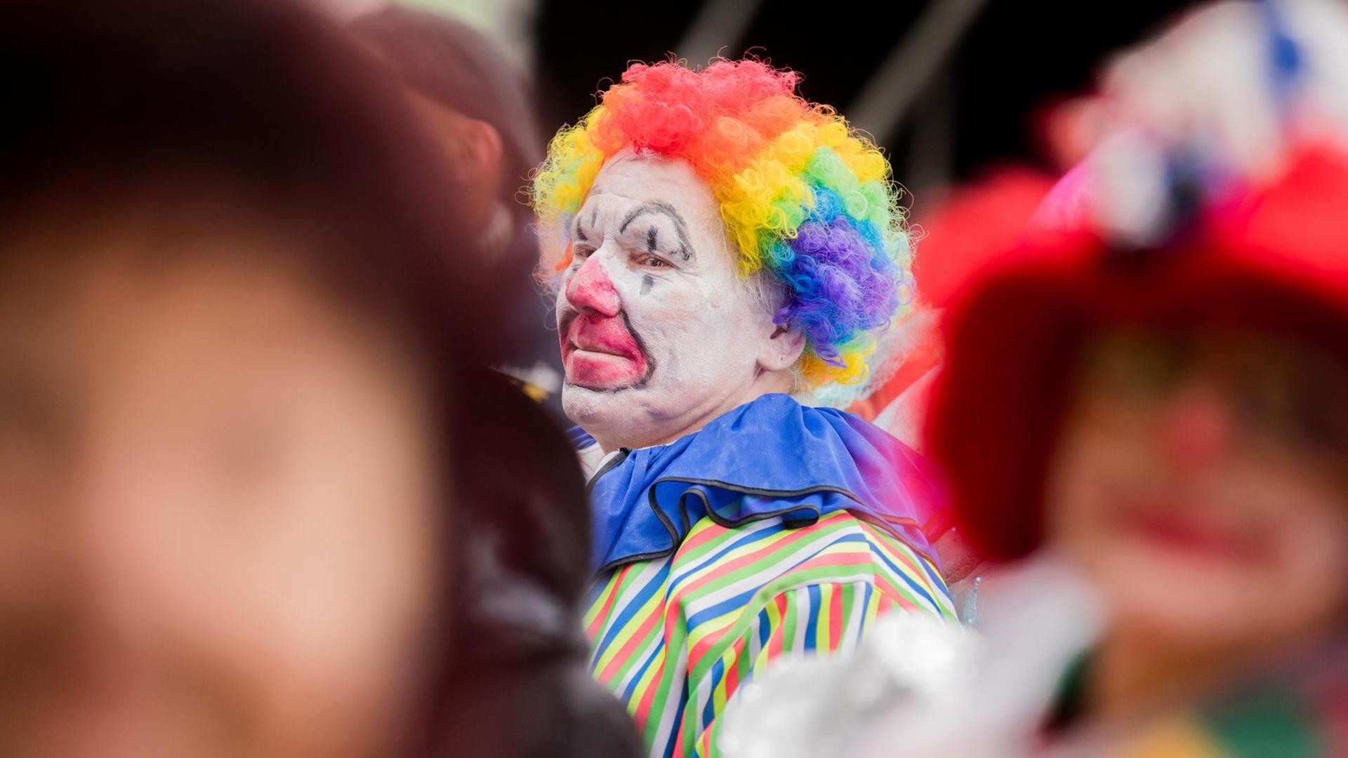 Ein Jeck feiert am Heumarkt in Köln (Nordrhein-Westfalen) den Karnevalsbeginn. Ein Jeck feiert am Heumarkt in Köln (Nordrhein-Westfalen) den Karnevalsbeginn.