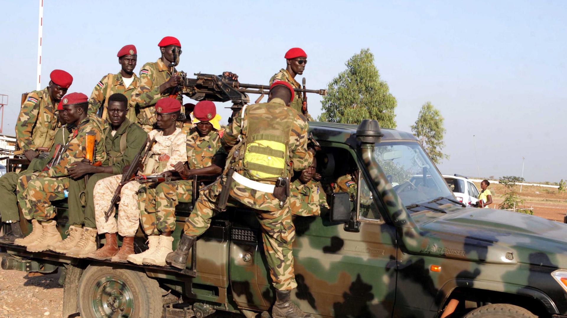 Soldaten der südsudanesischen Armee sitzen auf einem Pickup-Truck.