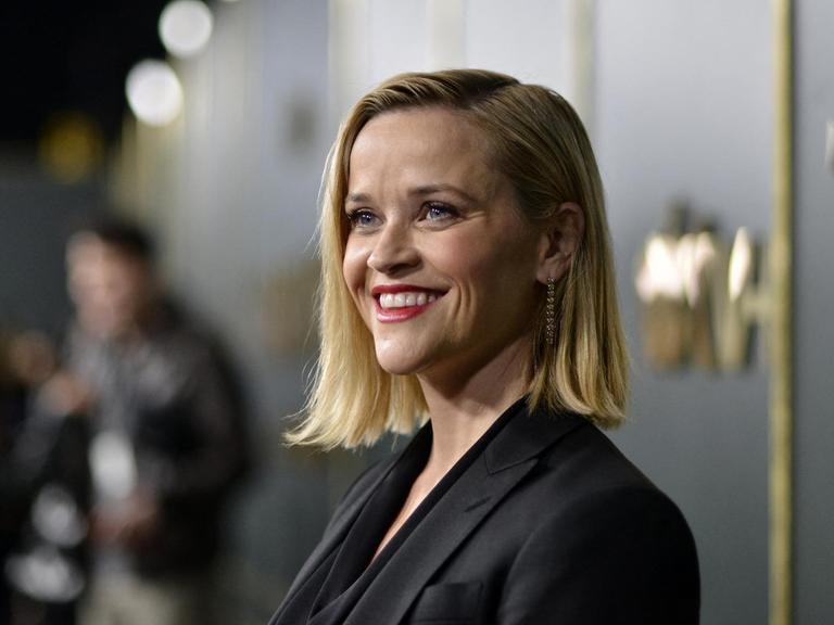 Porträt von Reese Witherspoon lächelnd auf dem roten Teppich.