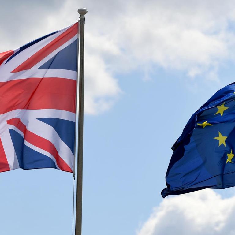 Die Flaggen Großbritannien und der Europäischen Union wehen im Wind.