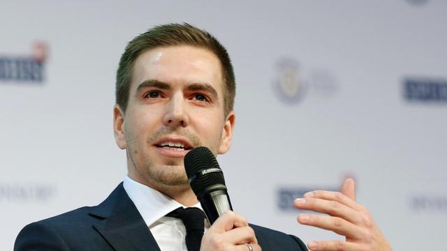 : Der ehemalige Fußball-Nationalspieler Philipp Lahm beantwortet während einer Talkrunde auf dem Sportbusiness-Kongress SpoBis Fragen