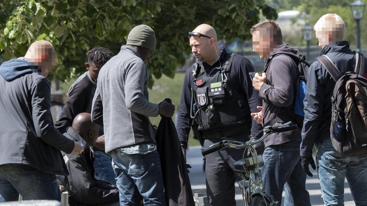 Drei vermeintliche Drogendealer werden im Berliner Görlitzer Park von Polizisten kontrolliert, aufgenommen 2015